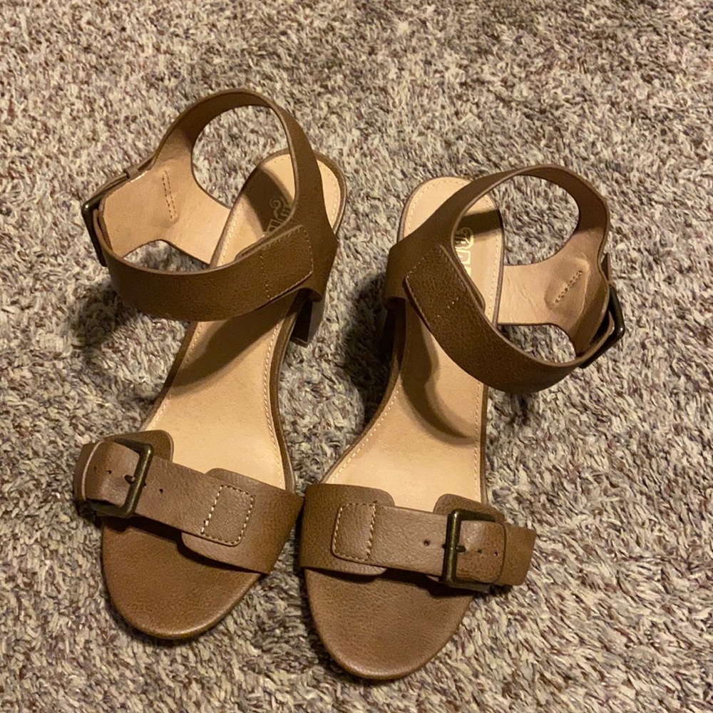 Size 8.5 Brash women’s brown buckled heels